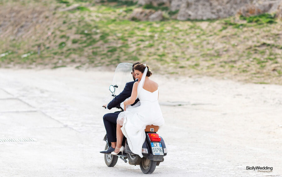 Bride and Groom in Vespa Caltabellotta in Agrigento to wedding photoshoot